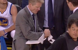 Golden State Warriors chiến thắng nhờ HLV Steve Kerr ... tự làm đứt tay