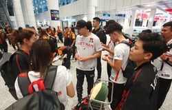 Máy bay trục trặc, ĐT bóng rổ Việt Nam ăn trứng luộc chống đói