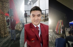 Kiếm thủ cầm cờ Việt Nam Vũ Thành An selfie ở Lễ Khai mạc SEA Games 30