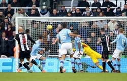 Người cũ của Liverpool khiến Man City và... mạng xã hội choáng váng