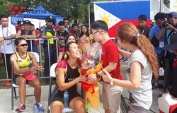 Cô giáo Việt nhận quà bất ngờ từ gia đình học trò khi thi đấu ở SEA Games 30