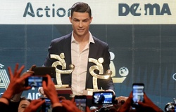 Ronaldo cũng ẵm một giải thưởng danh giá khi Messi đoạt Quả bóng vàng