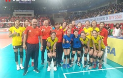 Cận cảnh hotgirl Thu Hoài và ĐT bóng chuyền ăn mừng trong phòng thay đồ sau trận thắng Indonesia