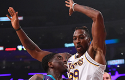 "Cỗ máy Block" Dwight Howard vươn lên vị trí mới trên BXH mọi thời đại