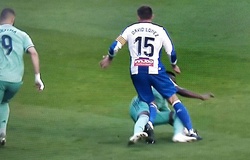 Real Madrid may mắn không bị đuổi 2 người khi thắng Espanyol