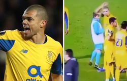 Cựu sao Real Madrid nổi cáu với cậu bé nhặt bóng