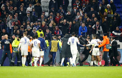 Cựu sao MU đụng độ với ultras ở Cúp C1 để bảo vệ đồng đội