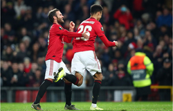 MU mở tiệc tại Nhà hát, Arsenal rượt đuổi điên rồ trên đất Bỉ