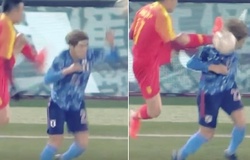 Phạm lỗi thô bạo, cầu thủ Trung Quốc đổ lỗi đối phương tự đưa đầu vào... chân mình