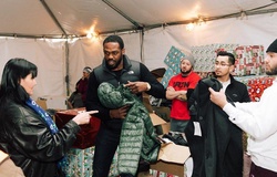 Jon Jones tặng hơn 500 áo ấm cho người vô gia cư nhân dịp Giáng Sinh