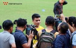 Thầy Park đến trễ, “canh phòng” lúc Quang Hải trả lời phỏng vấn