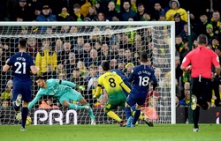 CĐV MU và Arsenal “cà khịa” thủ môn Tottenham sau bàn thua