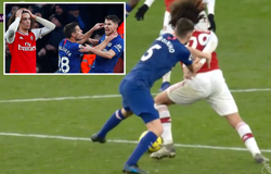 CĐV Arsenal nổi giận khi Jorginho không bị thẻ đỏ trước lúc ghi bàn