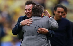 HLV Monterrey bật khóc sau khi hoàn thành tâm nguyện của cậu con trai quá cố