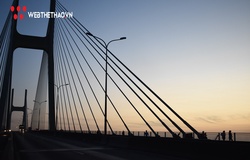 Cầu Phú Mỹ huyền ảo trong đêm đón vận động viên của HCMC Marathon 2020