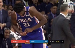 Cập nhật: Joel Embiid với ngón tay "biến dạng" sau pha truy cản đối phương