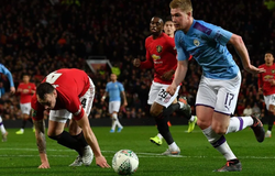 Hậu vệ MU hứng cơn thịnh nộ sau khi bị De Bruyne “hành hạ”