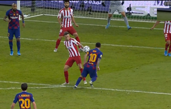VAR tước bỏ 2 bàn thắng của Barca trong 13 phút gây tranh cãi