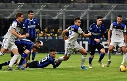 CĐV sốc khi đối tác của Lukaku chơi "đấu vật" mà không bị phạt đền