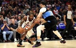 Với 43 điểm, "tay gấu" Kawhi Leonard đã "xé toạc" Cleveland Cavaliers