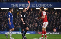 Cặp trung vệ Arsenal bị chế giễu không thương tiếc sau sai lầm trước Chelsea