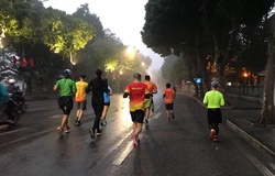 Ngày cuối năm, Runner múa chân vẽ hình chuột đón xuân Canh Tý
