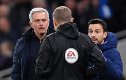 Biểu cảm đặc biệt của Mourinho khi Tottenham chịu phạt đền từ VAR