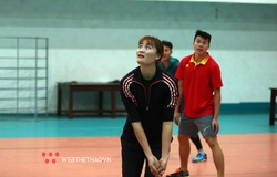 Các ngôi sao điền kinh vui vẻ tập luyện trên sân bóng chuyền giữa đại dịch Corona