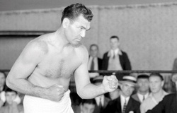 Huyền thoại Jack Dempsey từng ngâm tay vào nước tiểu ngựa để đấm mạnh hơn