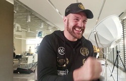 Tyson Fury ngâm tay vào xăng dầu để chuẩn bị trước Deontay Wilder