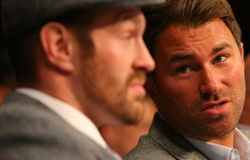 Bị Eddie Hearn chê yếu, Tyson Fury nóng mặt bóc phốt bầu cũ