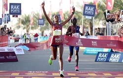 Cô gái Ethiopia đánh bại “Nữ hoàng marathon Kenya” để lập kỷ lục thế giới chạy 21km nữ