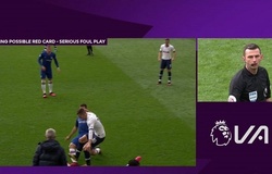 CĐV Chelsea nổi giận về VAR khi ngôi sao Tottenham thoát thẻ đỏ