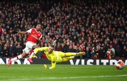 Aubameyang được ví như huyền thoại Arsenal sau khi lập cú đúp