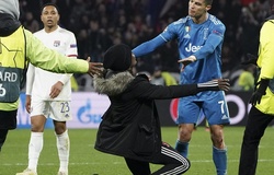 Ronaldo bị CĐV đột nhập quỳ xuống chân ở trận Juventus vs Lyon