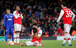 Arsenal ôm hận khi Aubameyang từ người hùng hóa tội đồ trong 8 phút