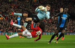 CĐV MU chế nhạo cựu thủ môn Liverpool với cú trượt ngã giống như Gerrard