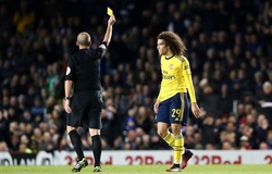 Sao Arsenal nhận thẻ vàng “kỳ quái” ở FA Cup