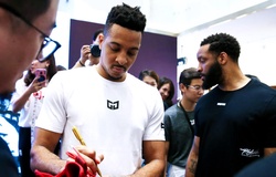 Sợ lây Virus Corona, CJ McCollum từ chối ký tặng fan