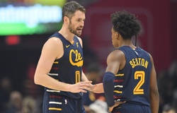 Ấm lòng hình ảnh Kevin Love giúp đàn em phá kỷ lục