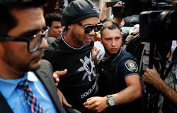 Ronaldinho nói gì trong 8 giờ thẩm vấn sau khi bị tạm giữ ở Paraguay?