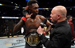 Israel Adesanya cầm đai trong tranh cãi