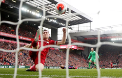 Milner trợ giúp Liverpool với pha cứu thua "hay nhất mùa giải"