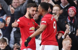 CĐV dùng Bruno Fernandes “cà khịa” với De Bruyne của Man City