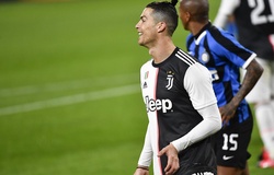 Ronaldo giả vờ bắt tay 5 CĐV khi Juventus đá với Inter không khán giả