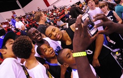 Giống LeBron James, Damian Lillard không muốn thi đấu thiếu khán giả vì COVID-19