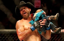 Donald Cerrone bị diễn viên Mark Wahlberg "tố" diễn cảnh hành động quá mạnh tay