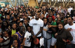 LeBron James giữ trường học mở cửa mùa dịch COVID-19 để giúp đỡ trẻ em