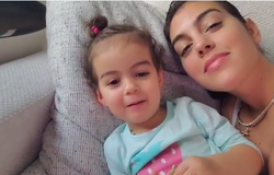 Bạn gái Ronaldo khiến người hâm mộ xúc động với video cùng con gái