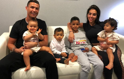 Ronaldo lại khoe thân hình 6 múi khi quảng cáo đồ lót mới